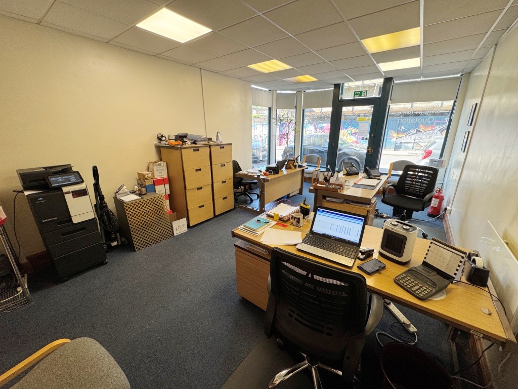 Lot: 36 - FREEHOLD COMMERCIAL AND RESIDENTIAL INVESTMENT - Office